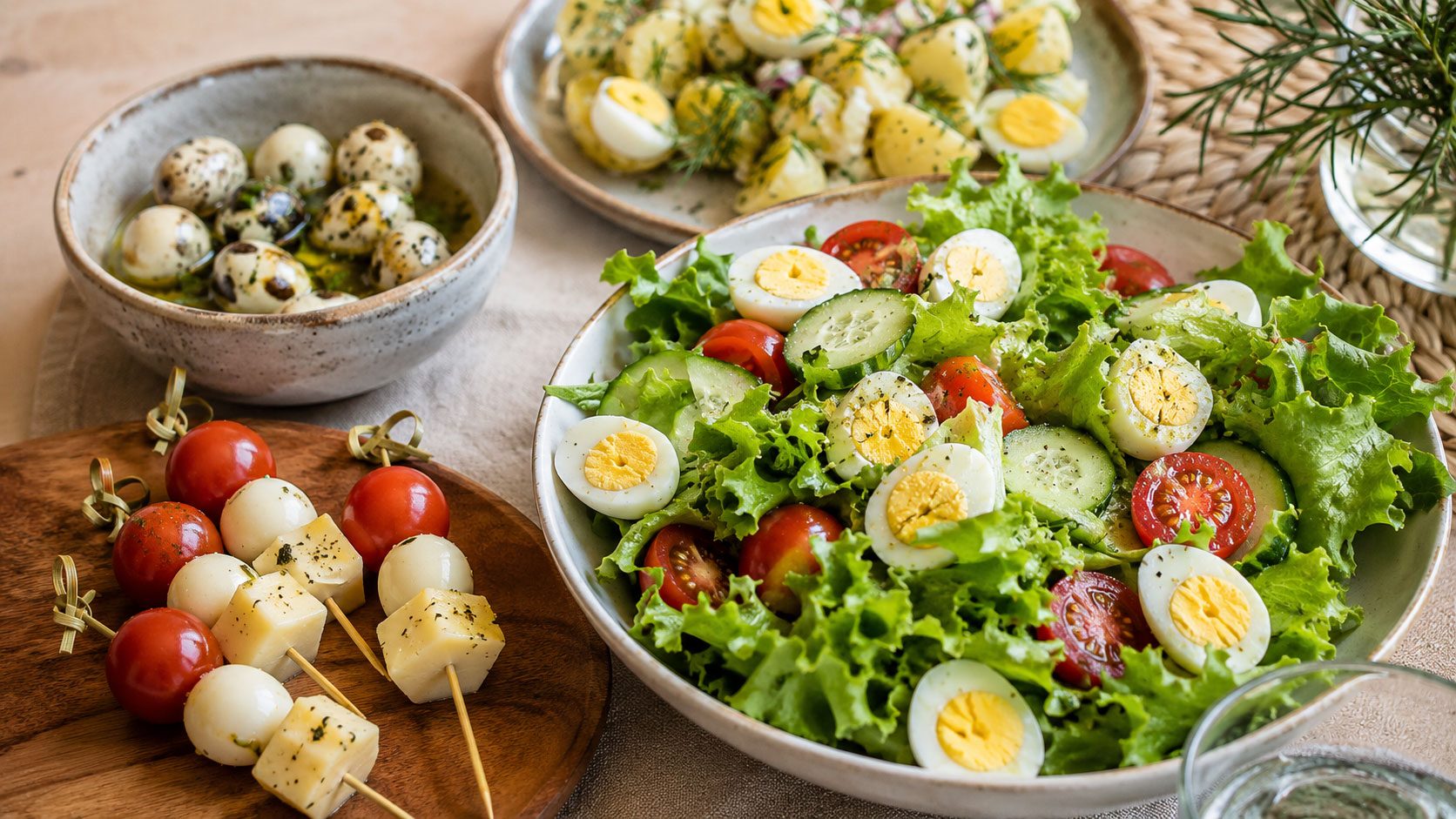 Ovos-de-codorna-como-servir-em-saladas,-petiscos-e-refeições-rápidas